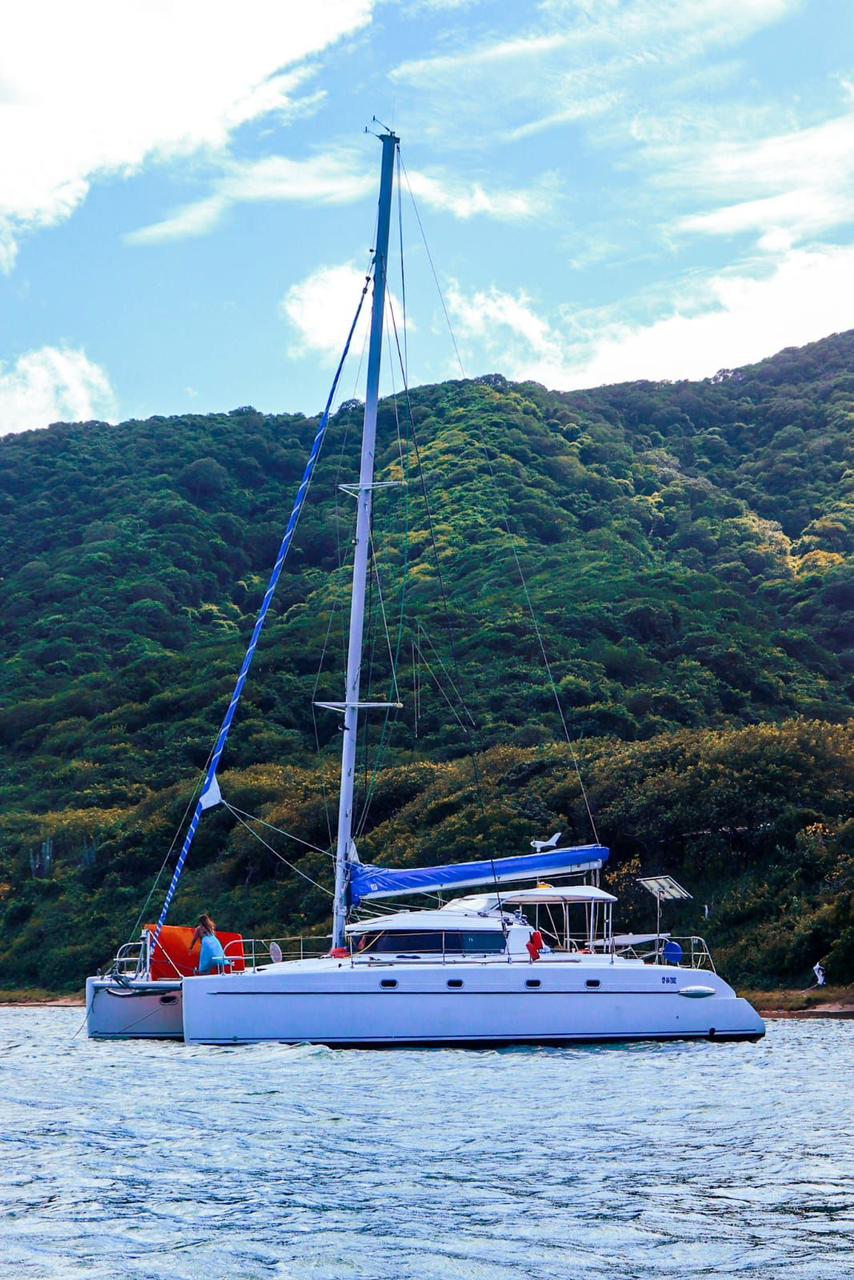 Filavia II con las montañas del Tayrona